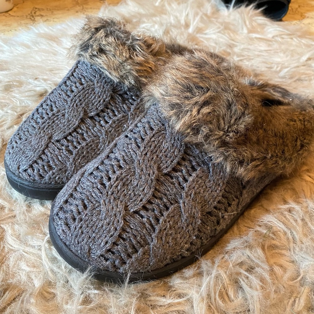 Women’s size L (8-9)US knit hard sole slipper